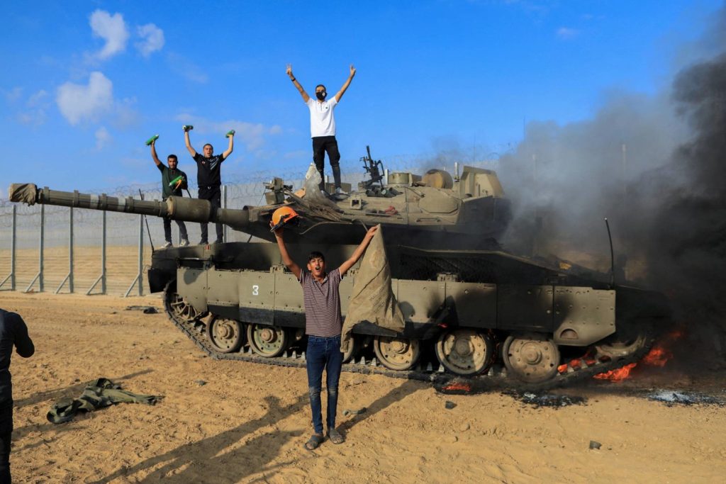 فلسطينيون يسيطرون على دبابة إسرائيلية